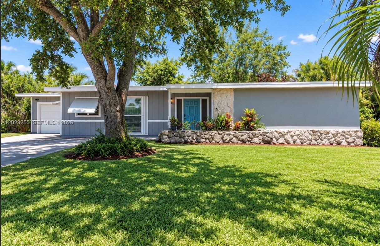982 SW Airoso Boulevard Property Photo 1