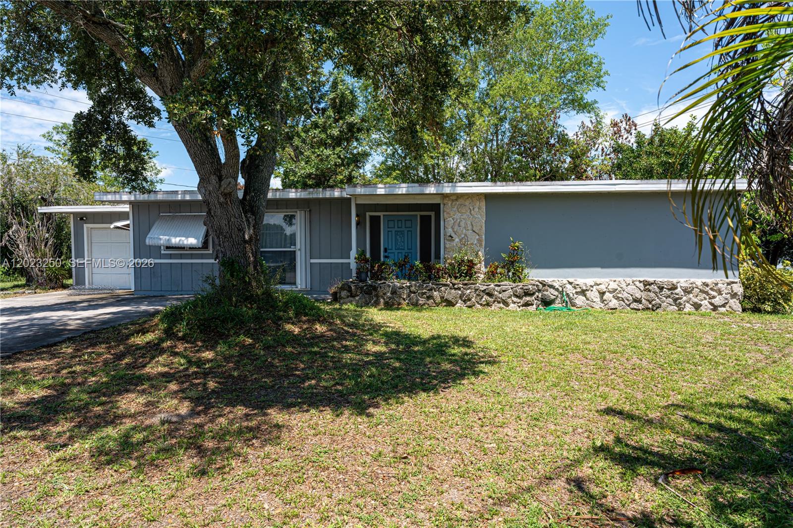 982 Sw Airoso Boulevard Property Photo 2