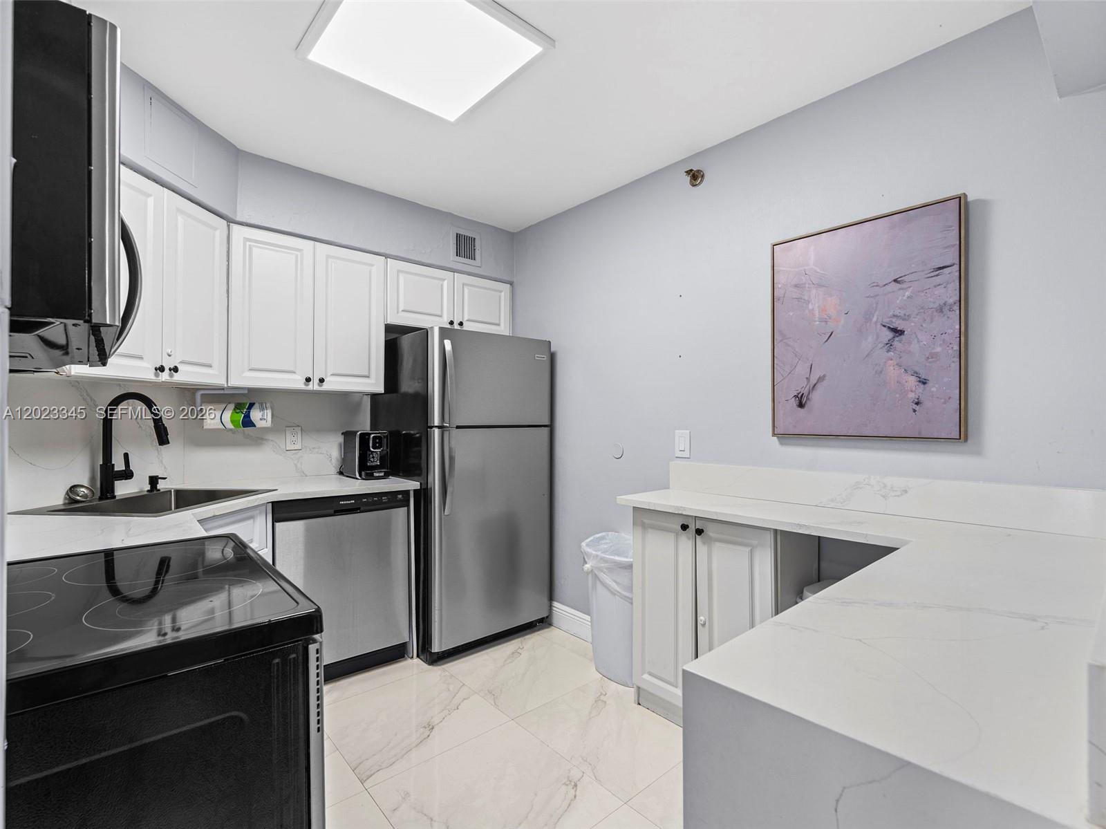 5225 Collins Avenue 1509 Property Photo 4