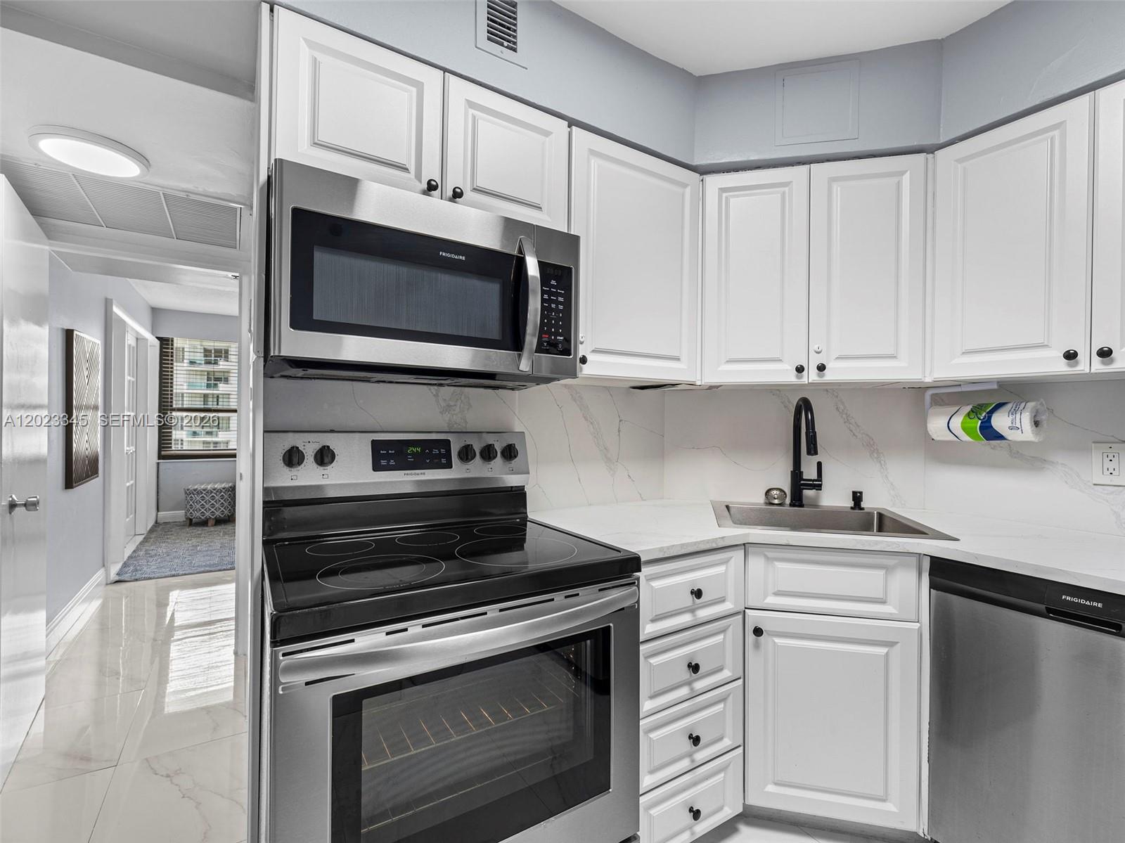 5225 Collins Avenue 1509 Property Photo 5