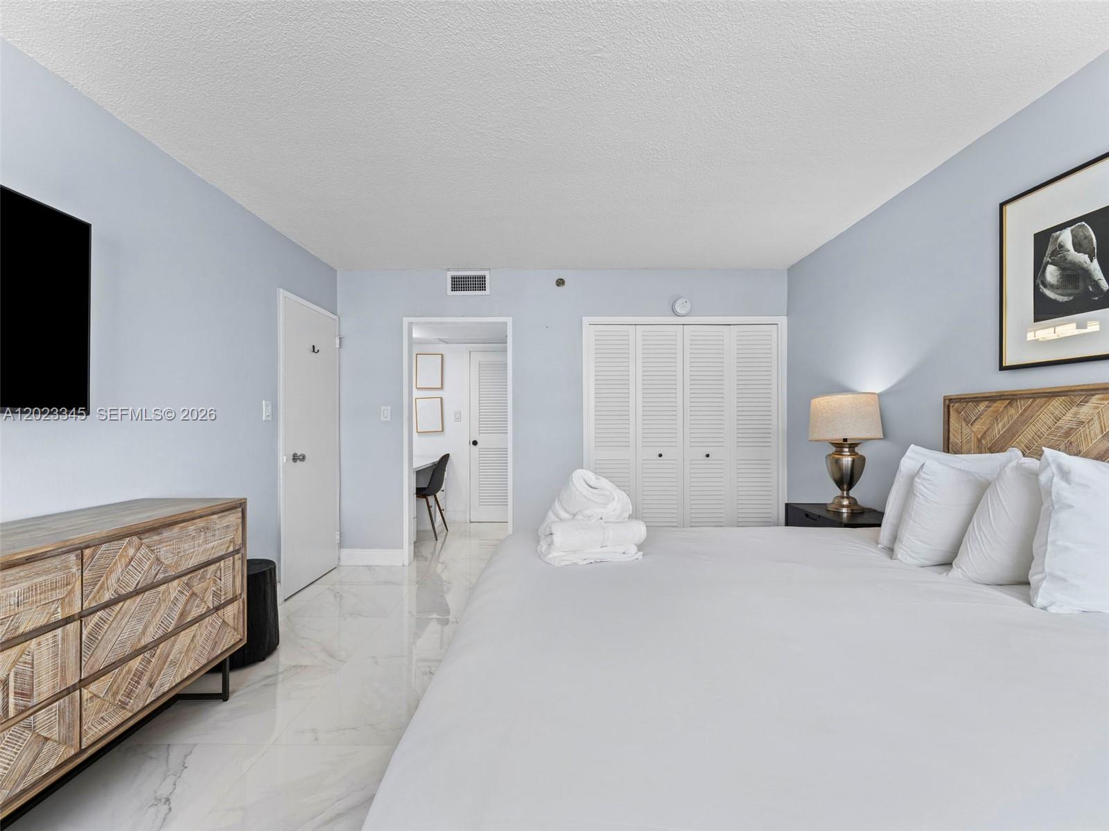 5225 Collins Avenue 1509 Property Photo 9