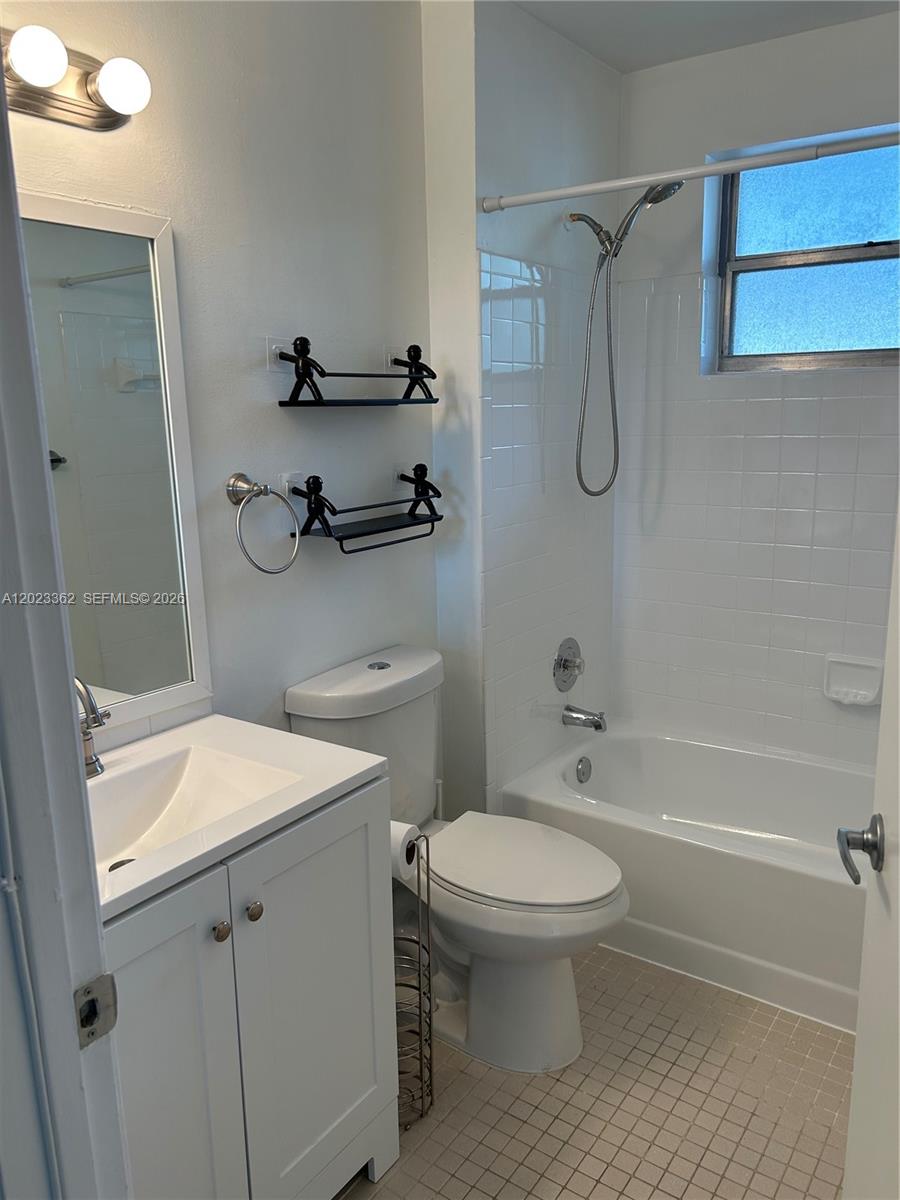 578 Woodgate Circle E Property Photo 6