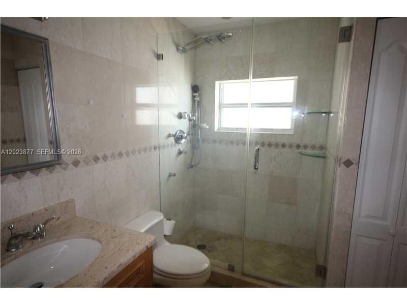 5401 Collins Avenue 339 Property Photo 17