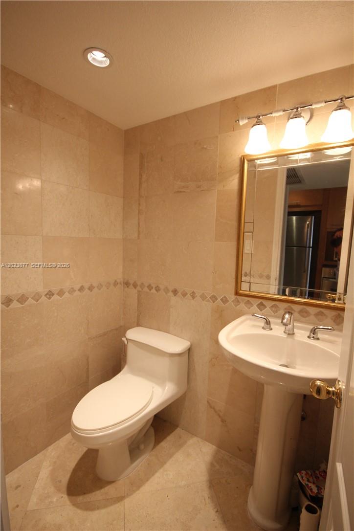 5401 Collins Avenue 339 Property Photo 18