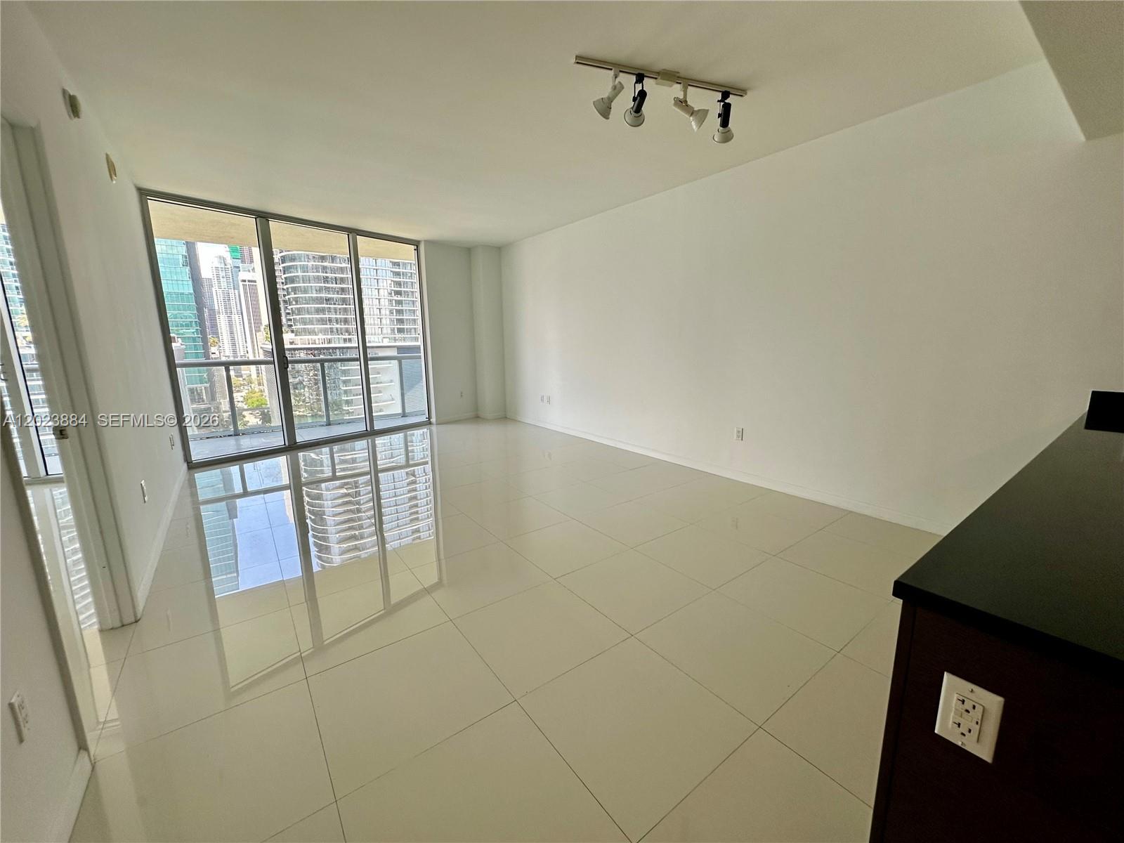 475 Brickell Avenue 1614 Property Photo 5