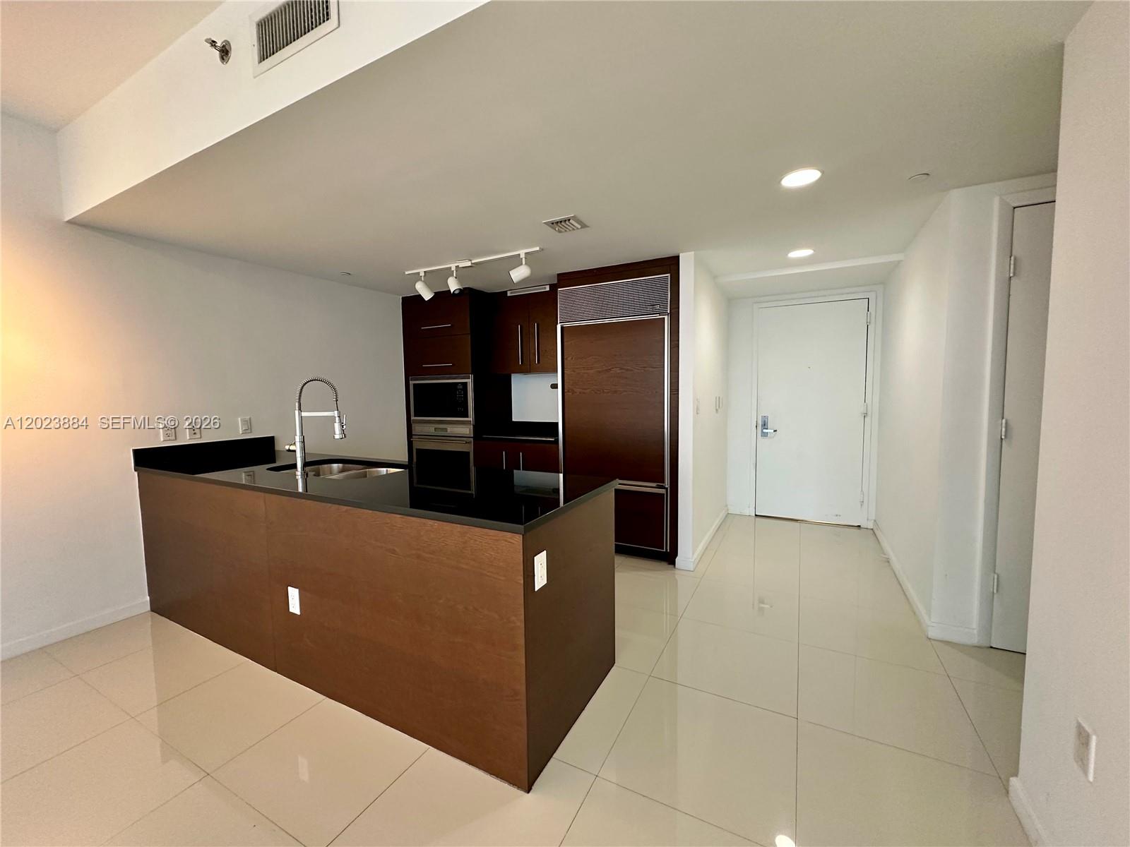 475 Brickell Avenue 1614 Property Photo 8