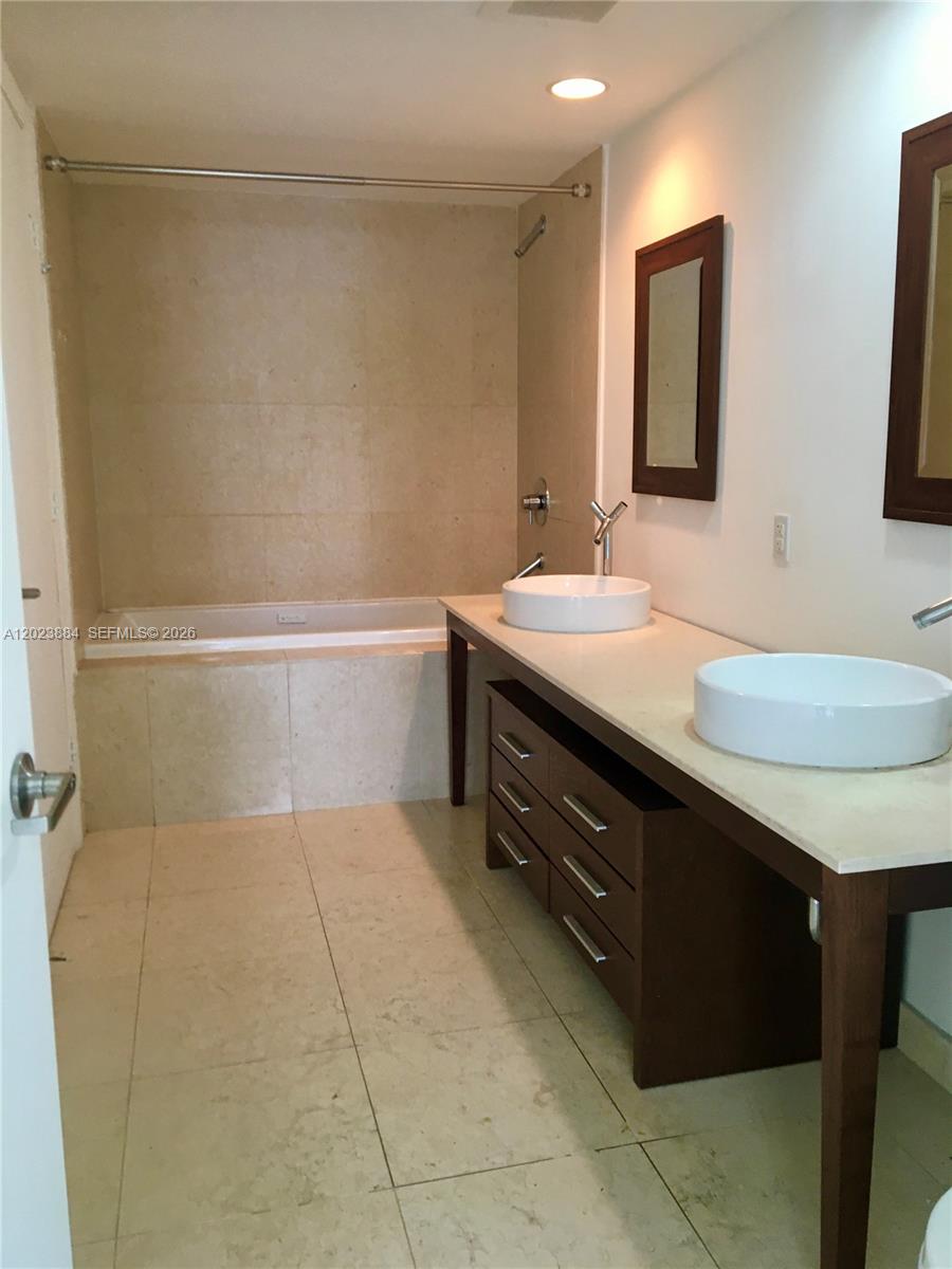 475 Brickell Avenue 1614 Property Photo 13