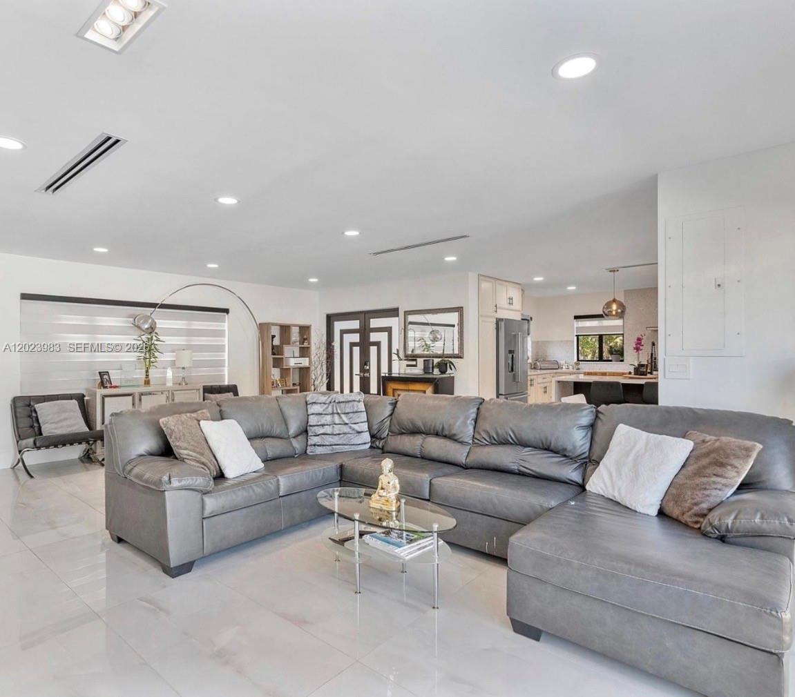A12023983 Property Photo 4