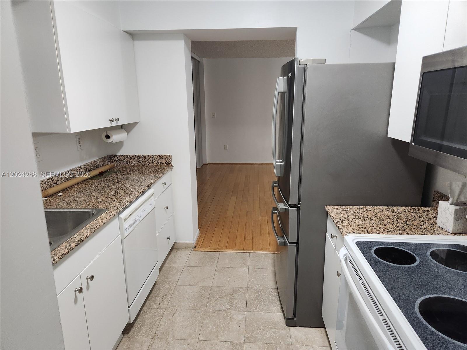 5900 Collins Avenue 404 Property Photo 6