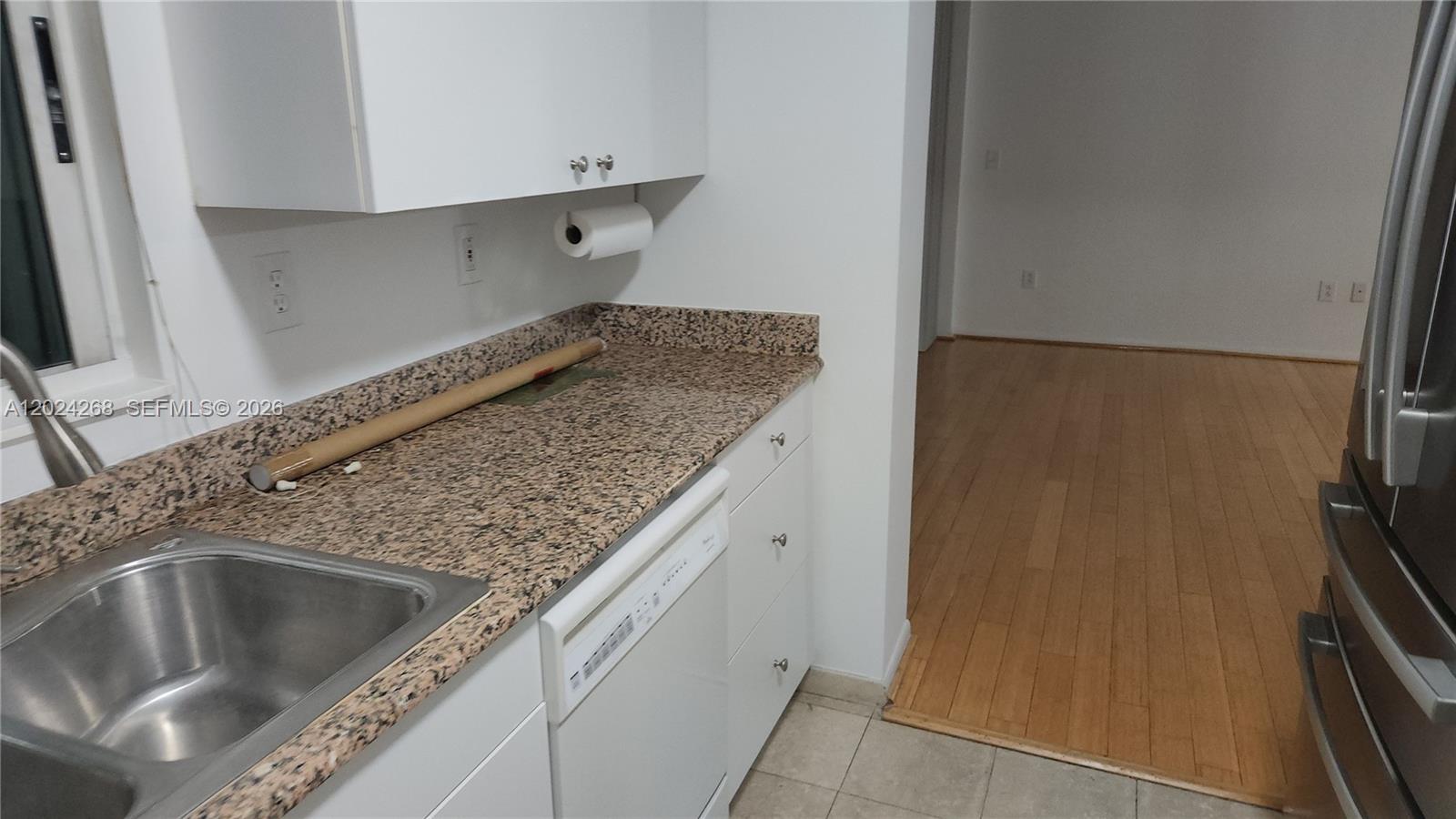5900 Collins Avenue 404 Property Photo 8
