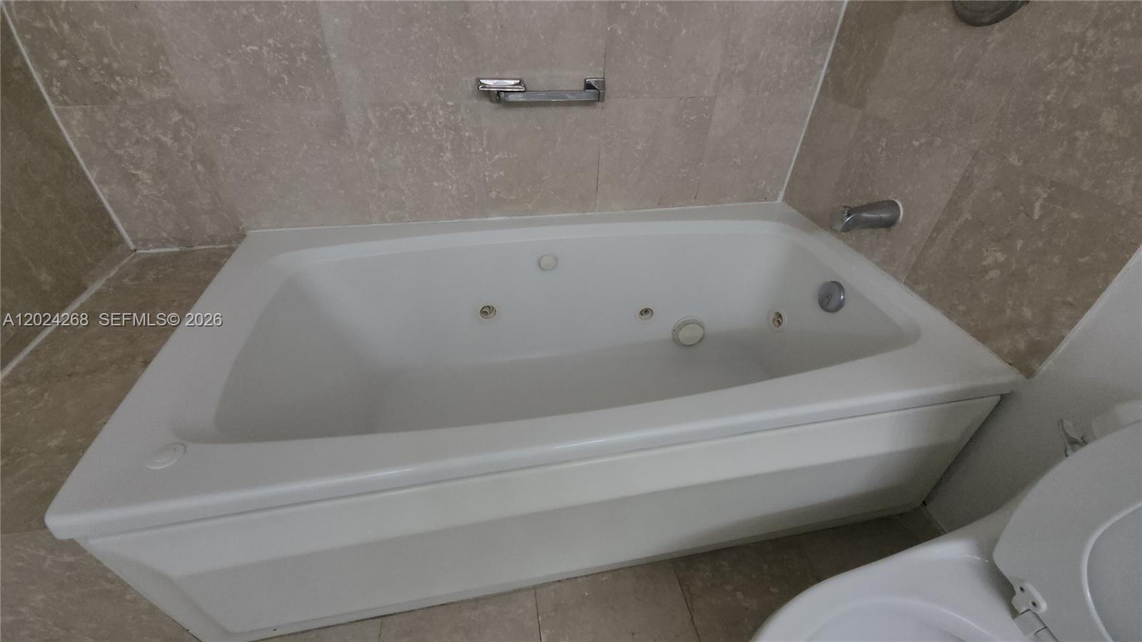 5900 Collins Avenue 404 Property Photo 27