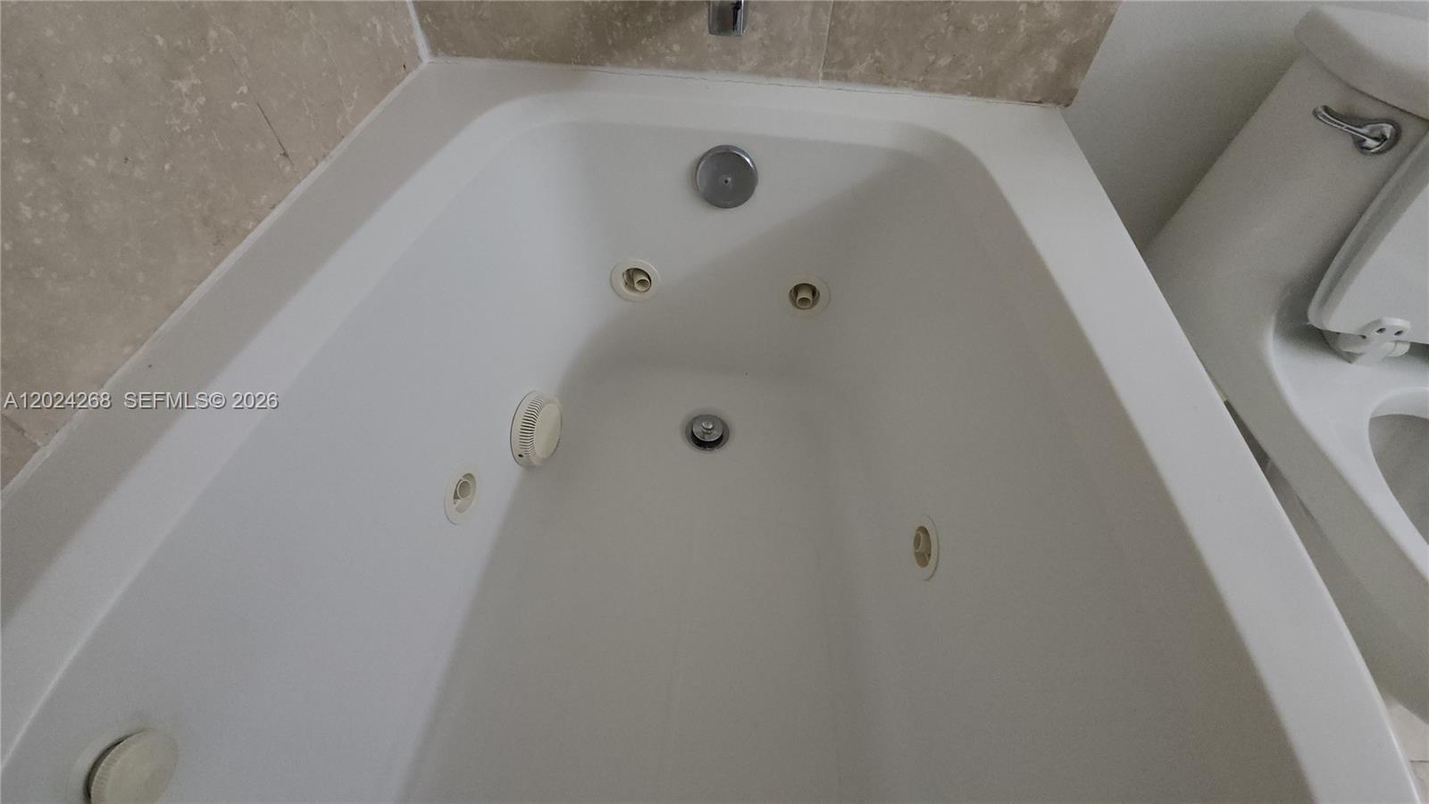 5900 Collins Avenue 404 Property Photo 28
