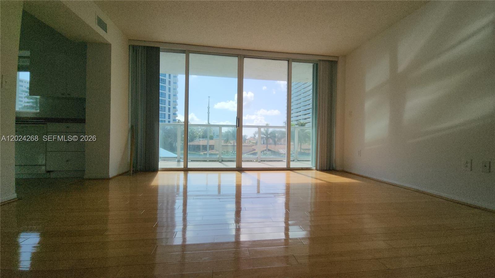 5900 Collins Avenue 404 Property Photo 77