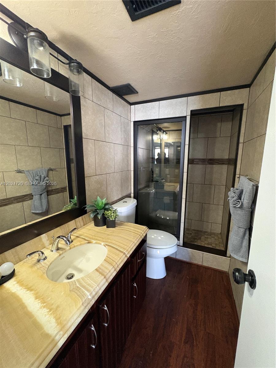111 Lake Emerald Drive 302 Property Photo 18