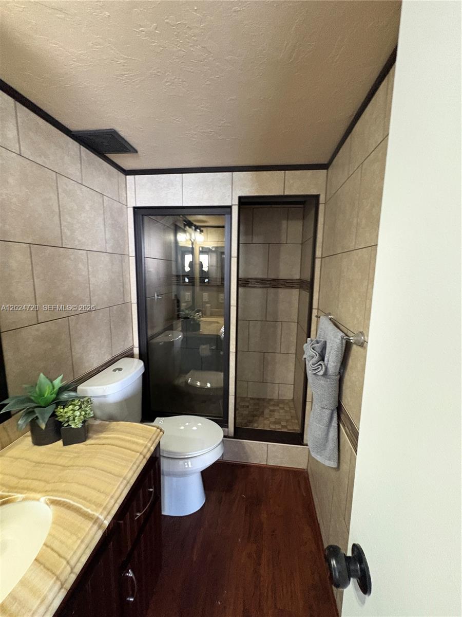 111 Lake Emerald Drive 302 Property Photo 19
