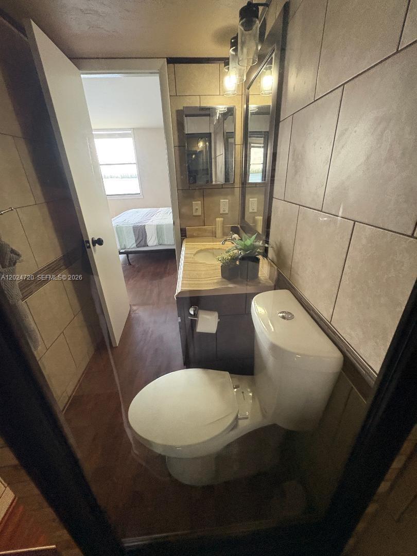 111 Lake Emerald Drive 302 Property Photo 23