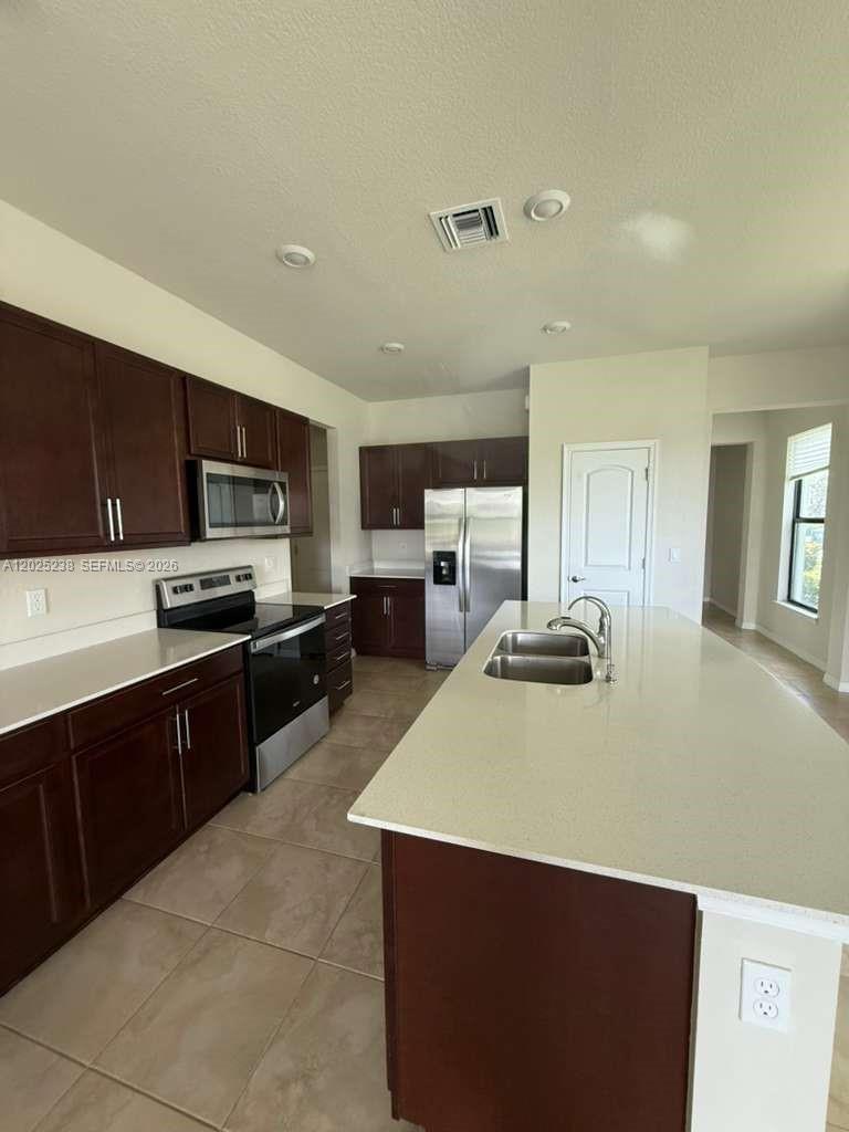 2163 Appleton Circle S Property Photo 5