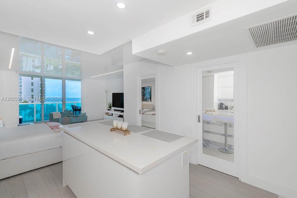 2301 Collins Avenue 811 Property Photo 2