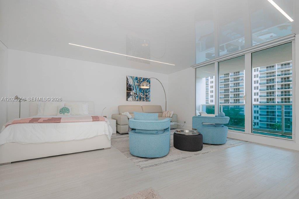 2301 Collins Avenue 811 Property Photo 6