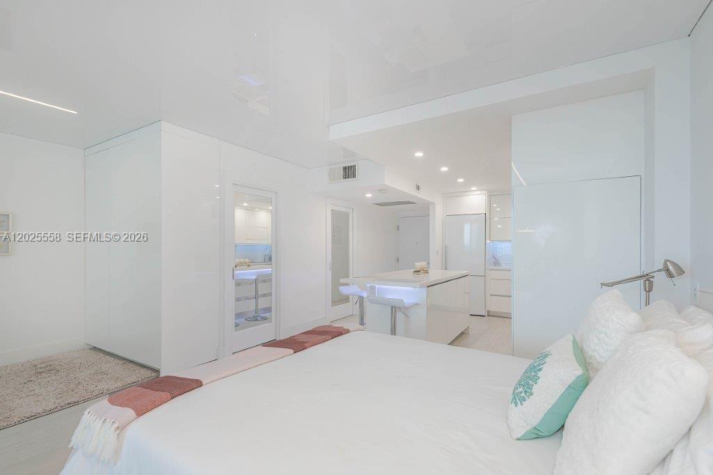 2301 Collins Avenue 811 Property Photo 14