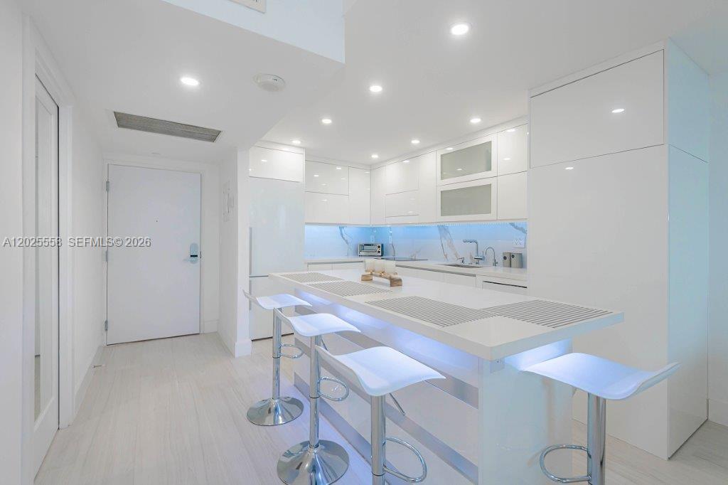 2301 Collins Avenue 811 Property Photo 16