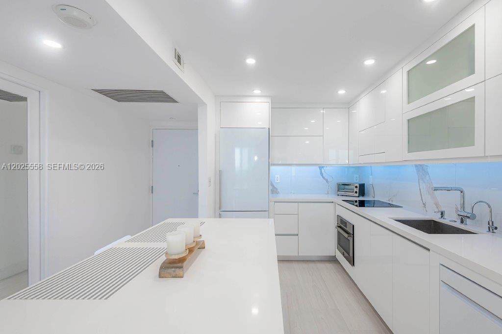 2301 Collins Avenue 811 Property Photo 18