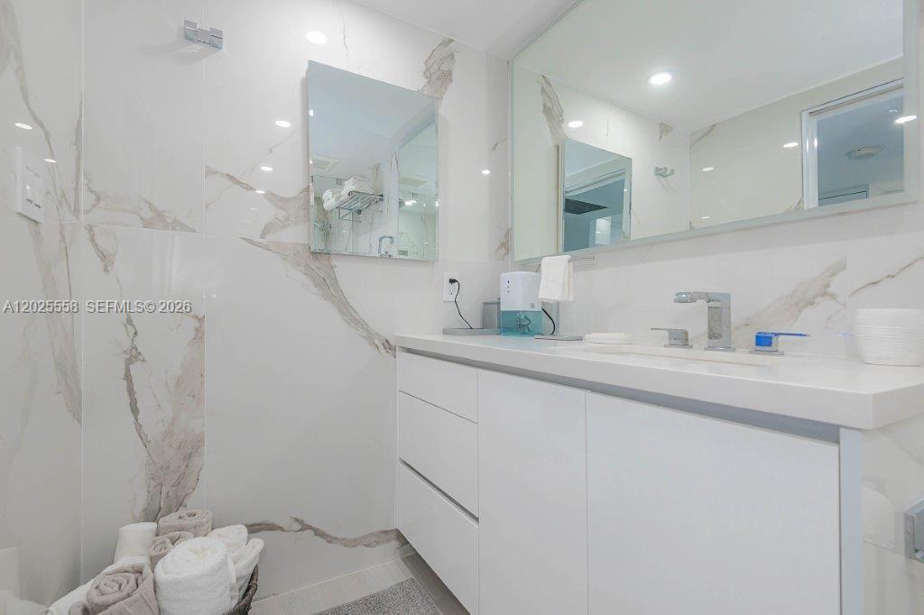2301 Collins Avenue 811 Property Photo 20