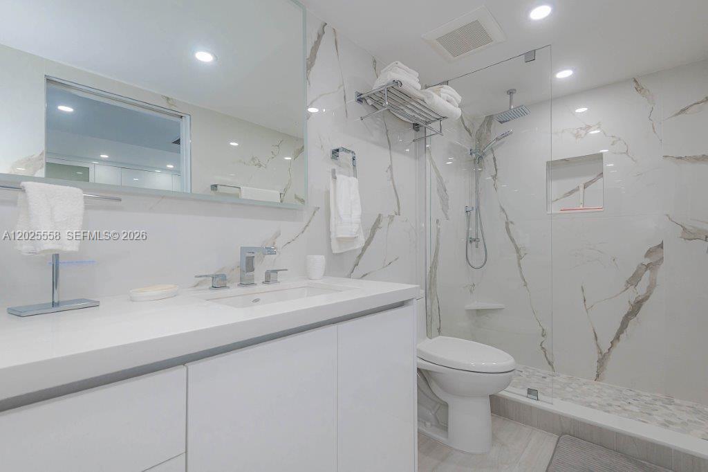 2301 Collins Avenue 811 Property Photo 21