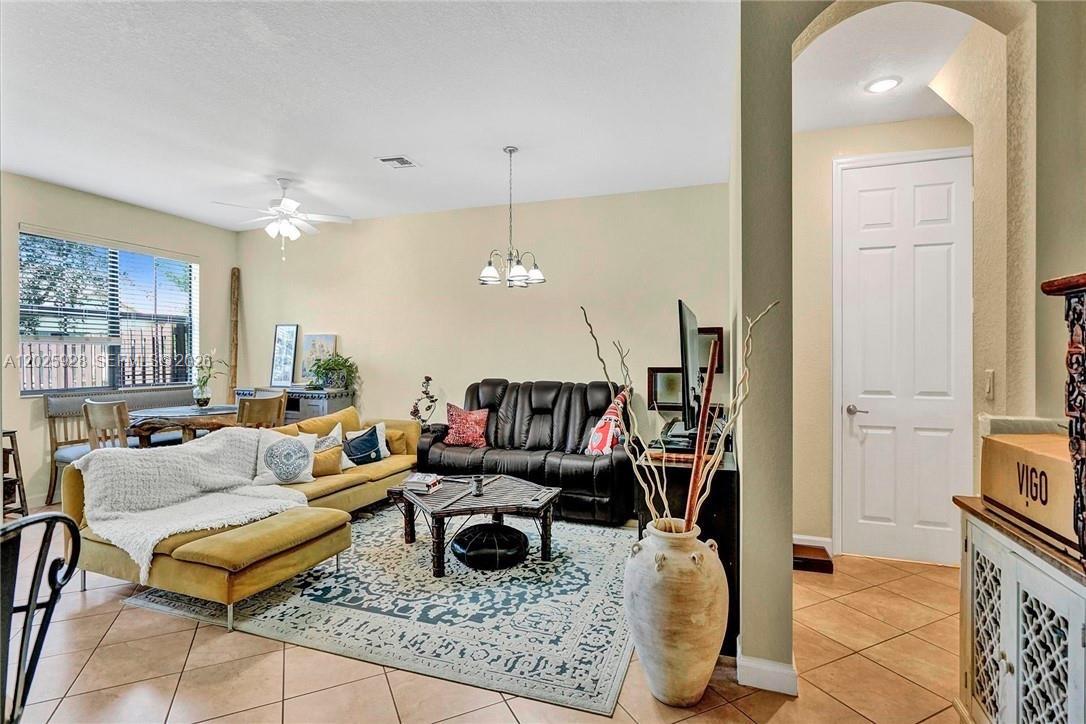 821 E Village Circle 821 Property Photo 6
