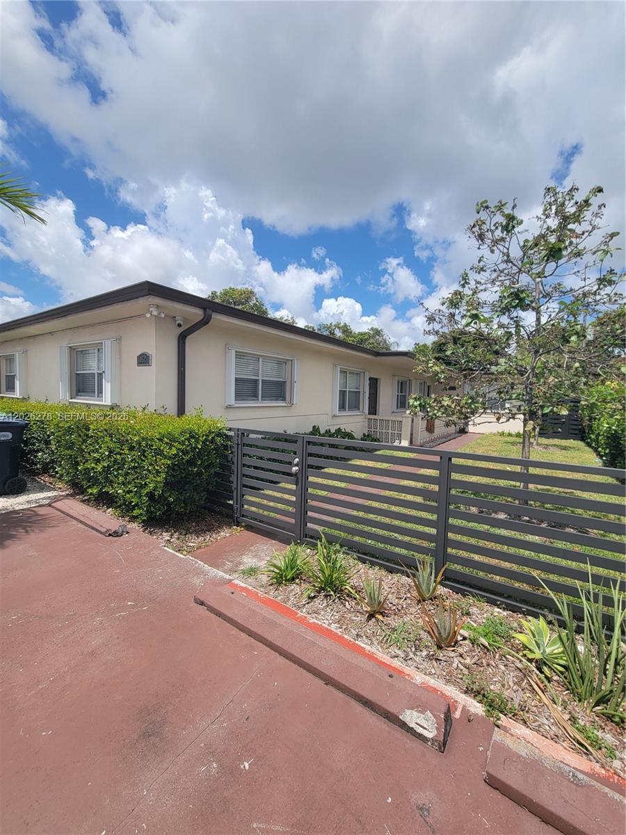 1052 SW 79th Avenue . Property Photo 1