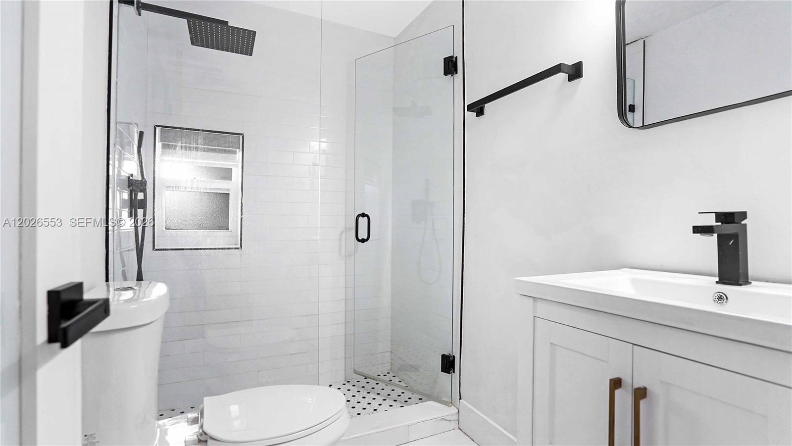 815 W 39 Property Photo 14
