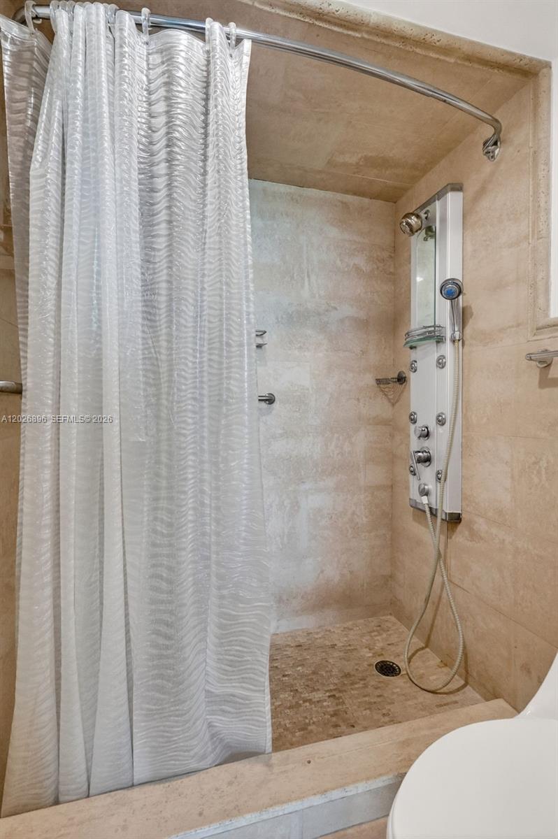 7135 Collins Avenue 1124 Property Photo 28