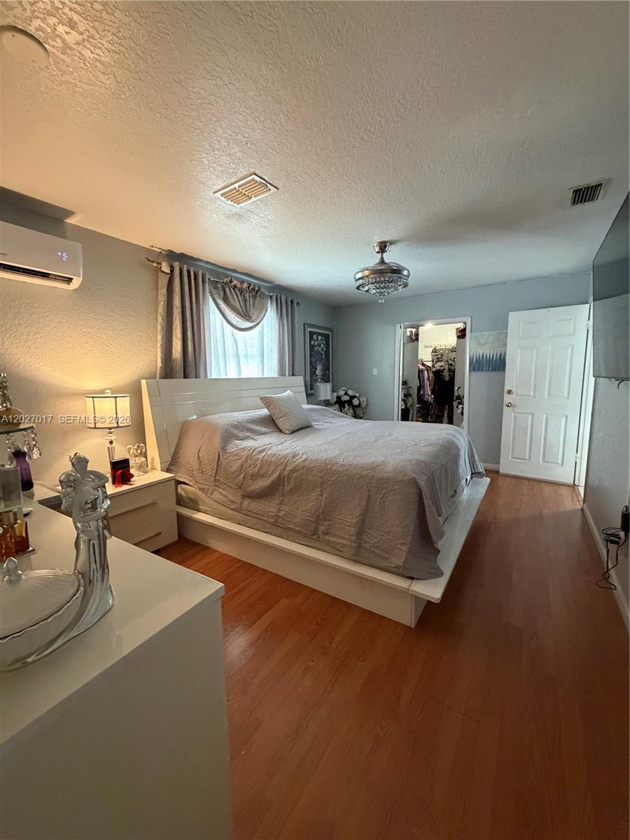4162 Kingsbridge Drive Property Photo 8