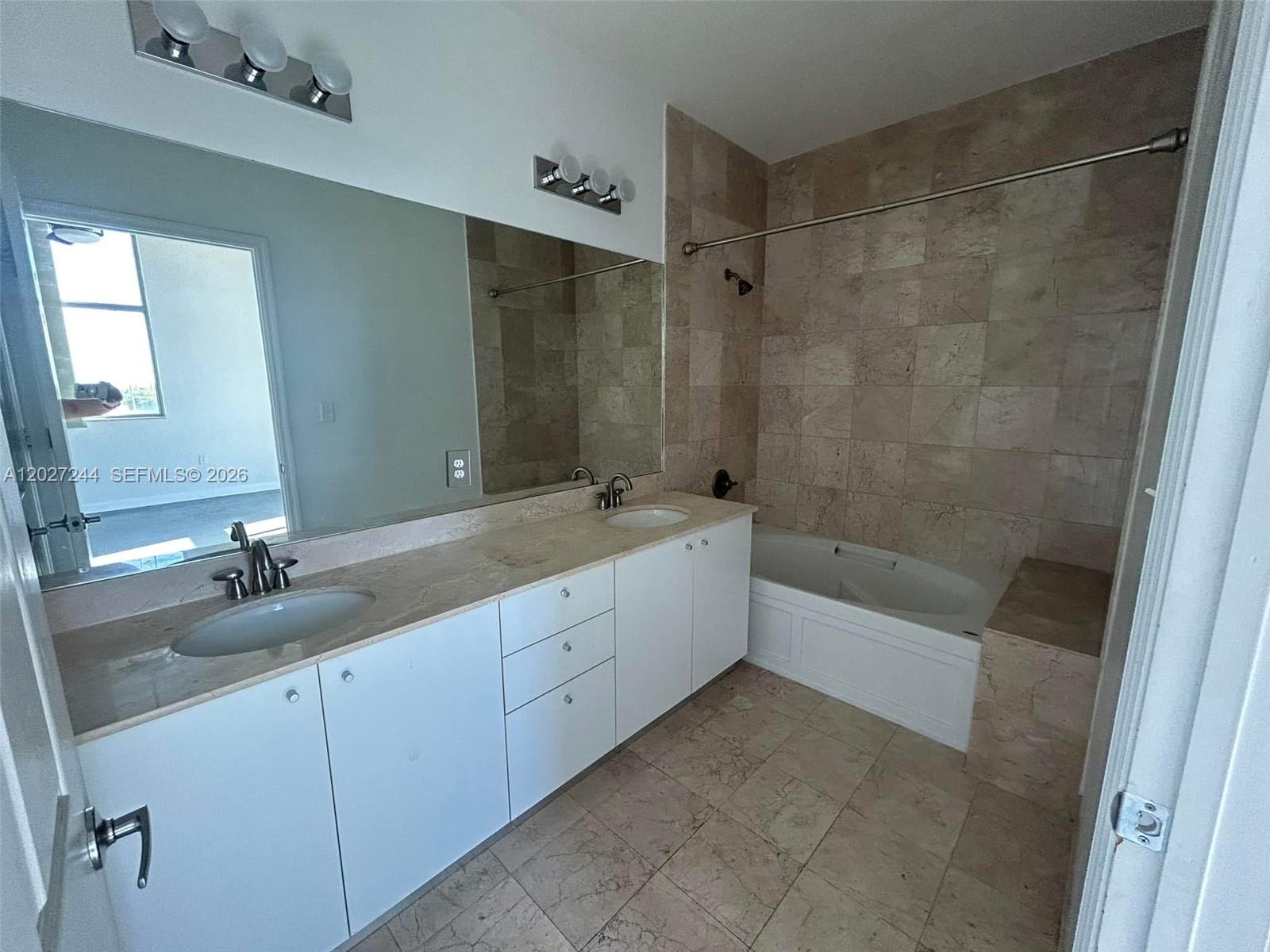 2100 Van Buren Street 506 Property Photo 11