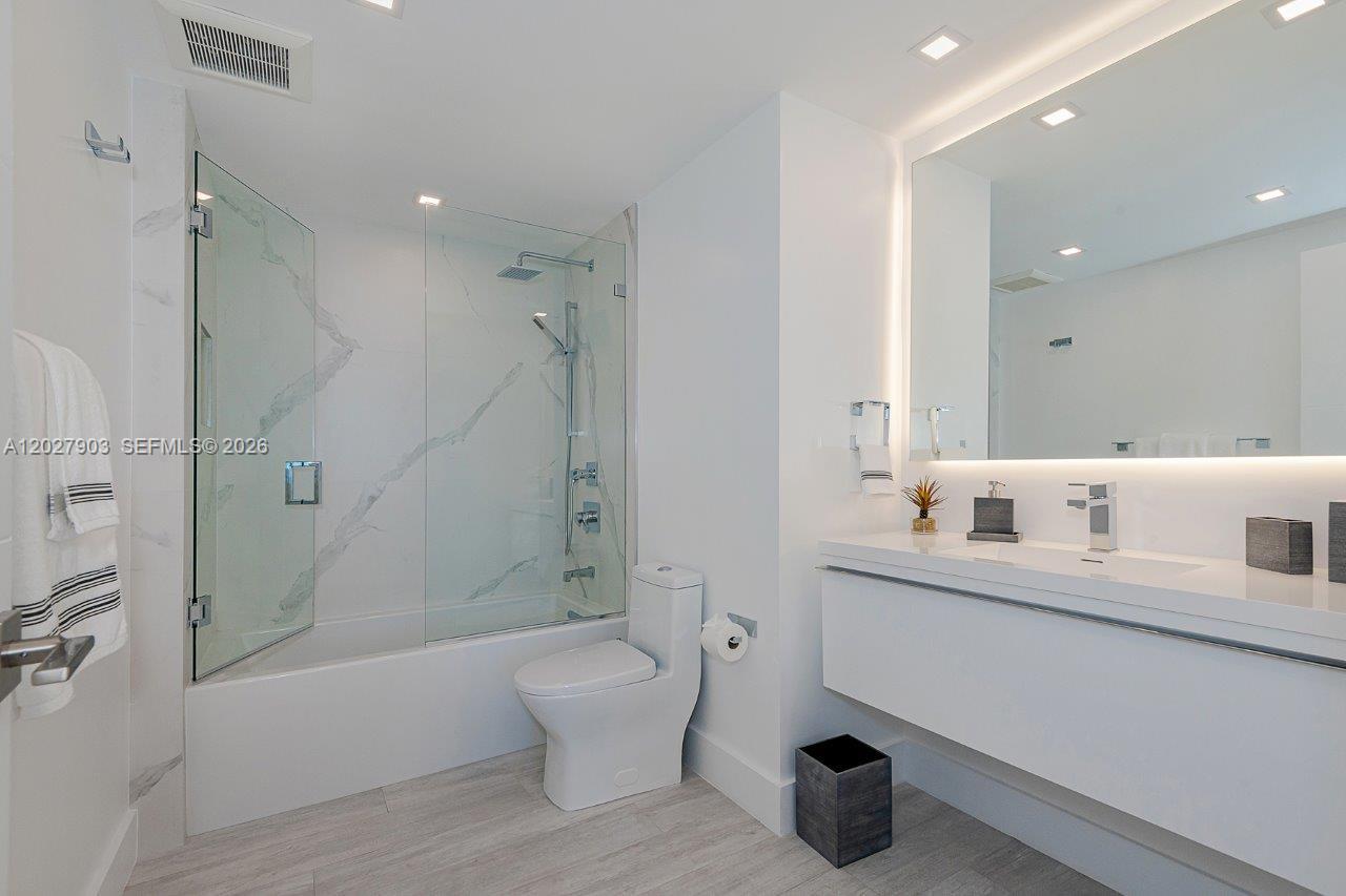 2301 Collins Avenue 739 Property Photo 19
