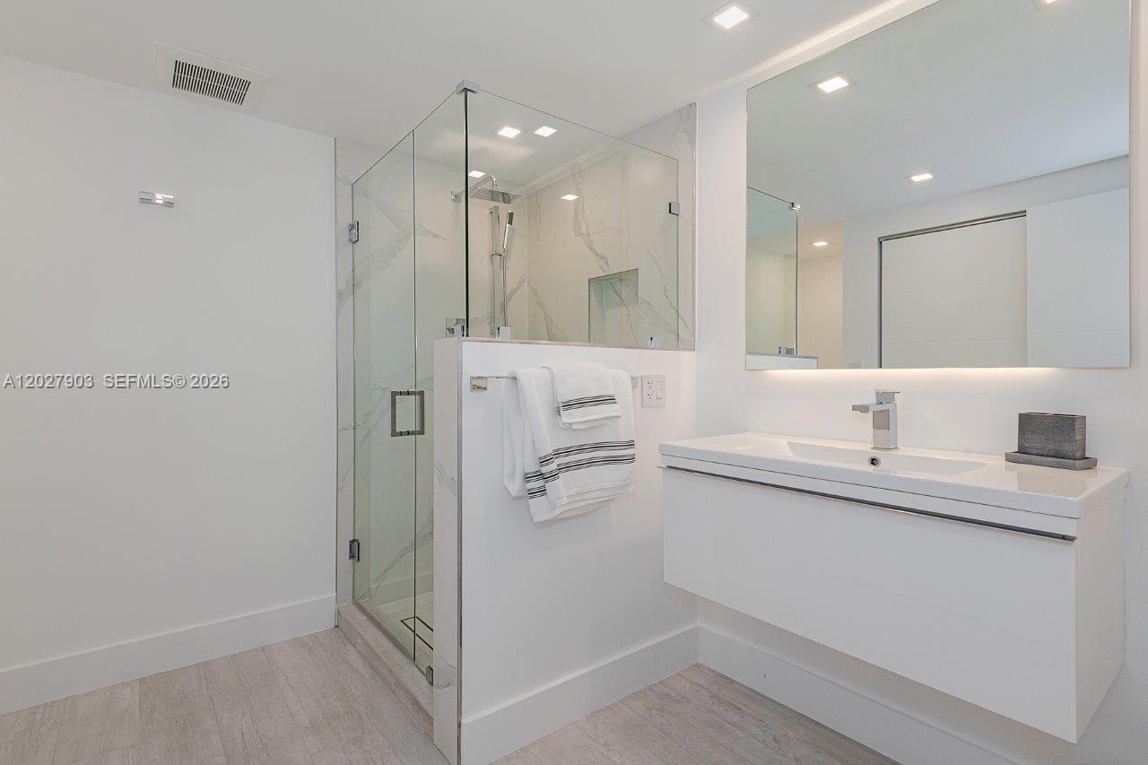 2301 Collins Avenue 739 Property Photo 22