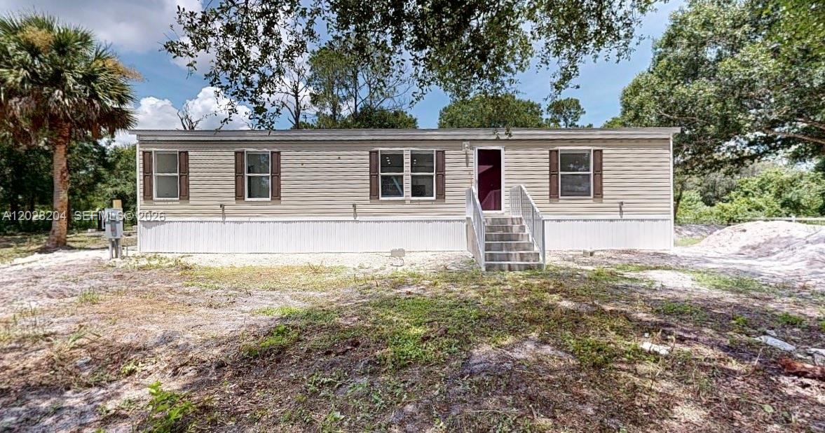 720 N Riverside Street Property Photo 1