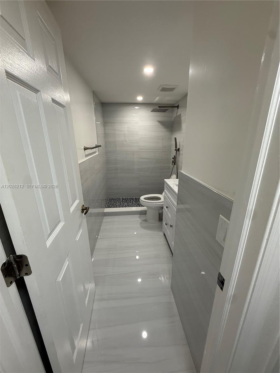 1555 W 44th Place 203 Property Photo 17