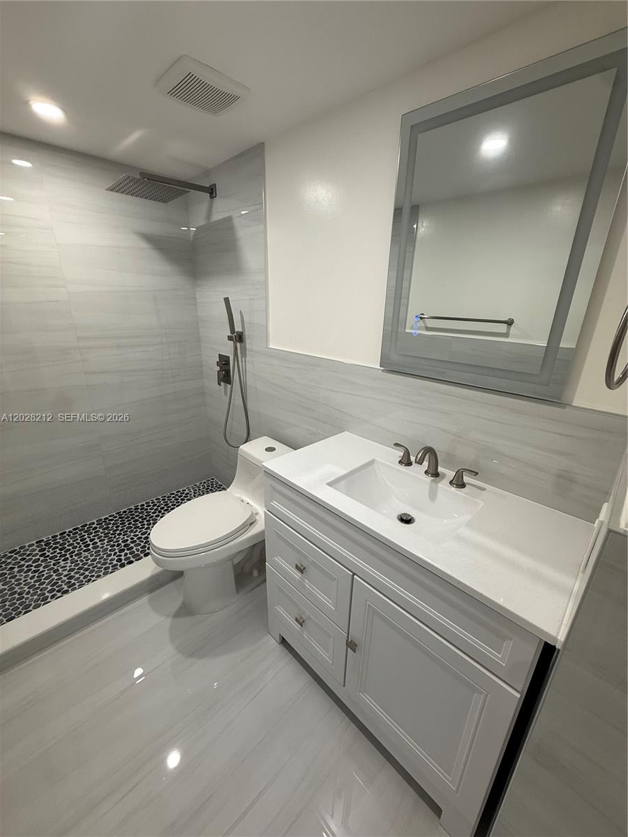 1555 W 44th Place 203 Property Photo 18
