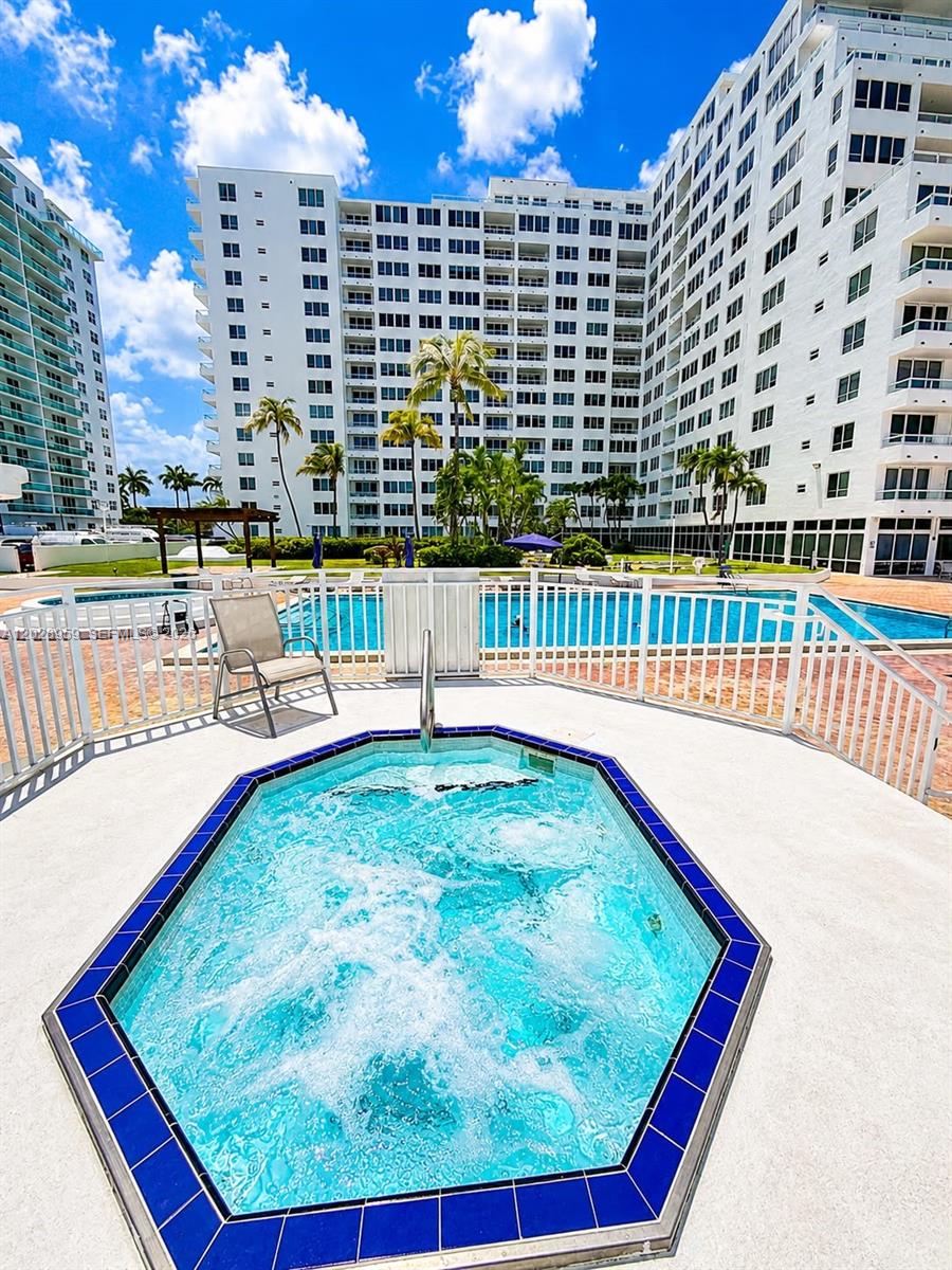 5005 Collins Avenue 616 Property Photo 4