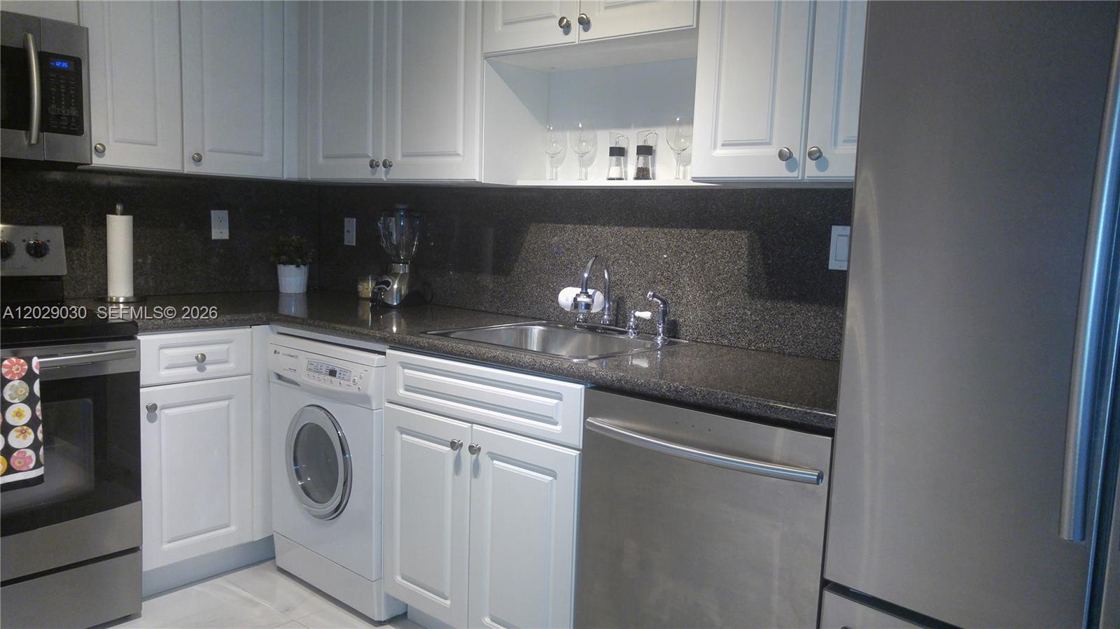 2501 S Ocean Drive L04 Property Photo 5