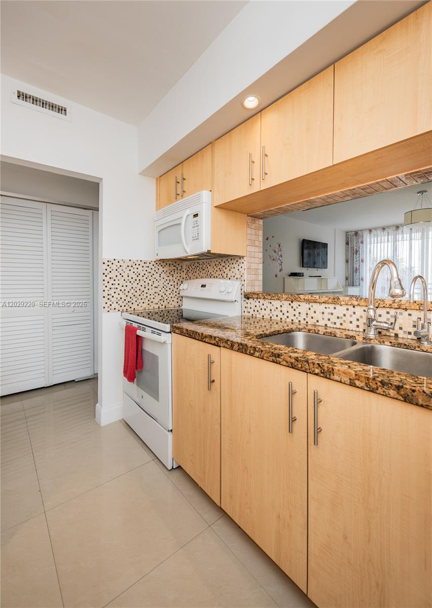3505 S Ocean Drive 221 Property Photo 13