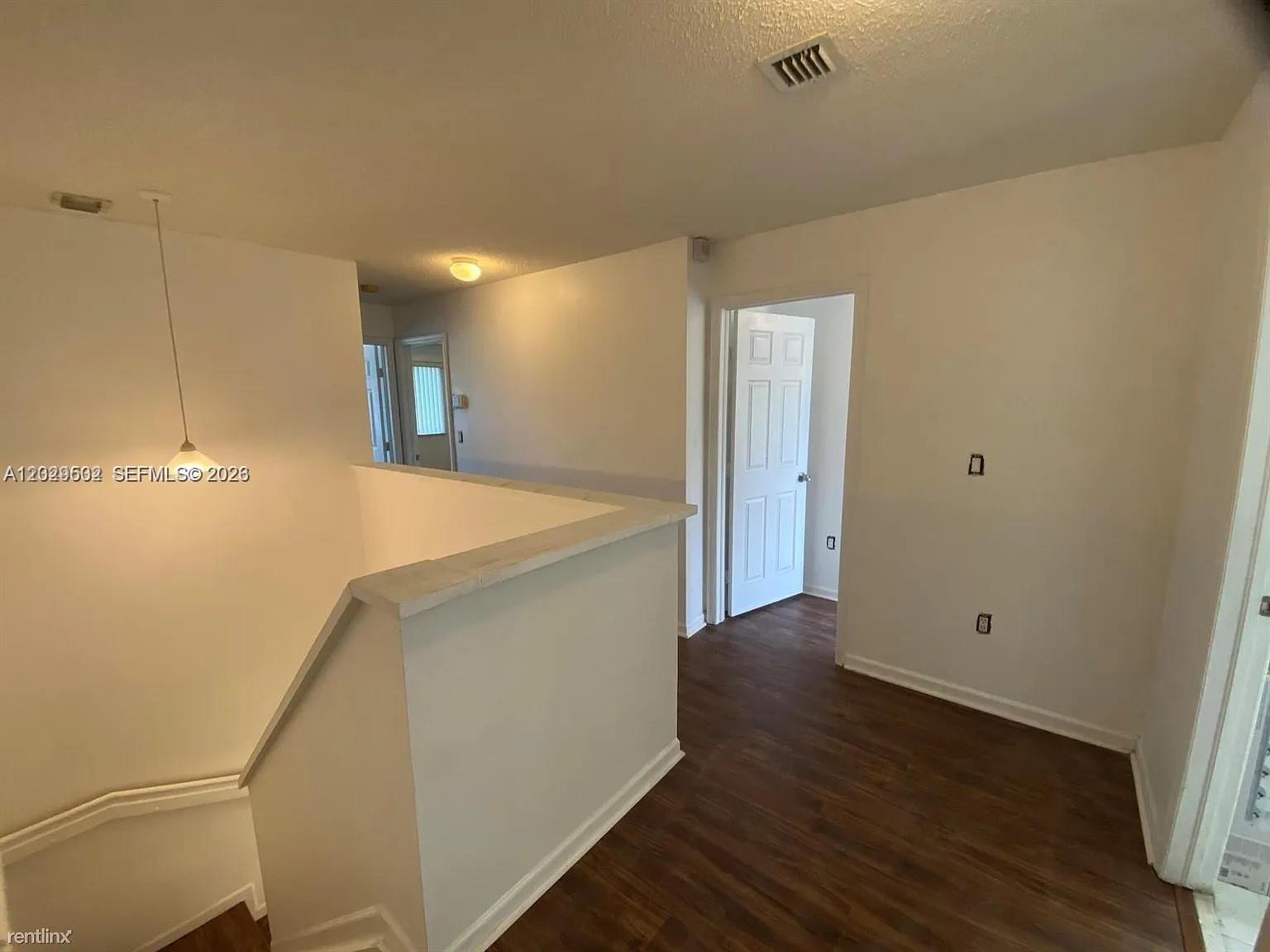 7980 S Southwood Circle 0 Property Photo 15