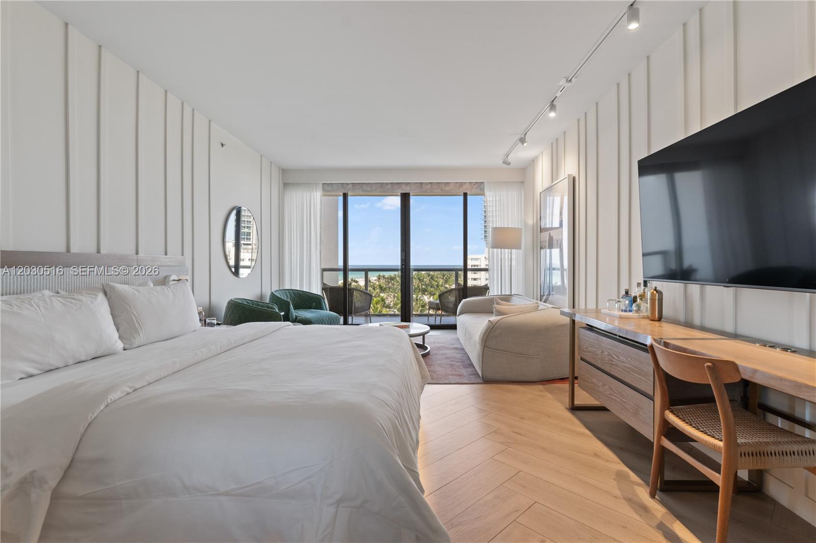 2201 Collins Avenue 707 Property Photo 2