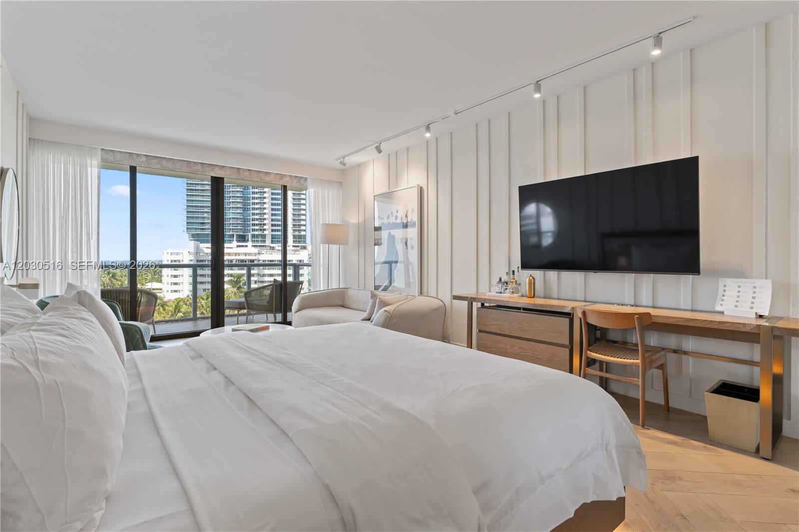 2201 Collins Avenue 707 Property Photo 3