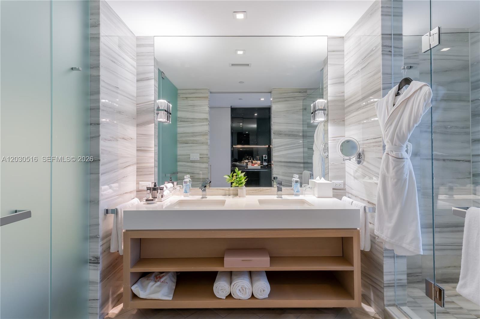 2201 Collins Avenue 707 Property Photo 8
