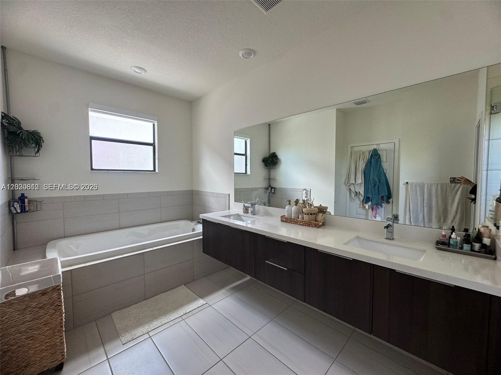 10240 Nw 76th Terrace Property Photo 4