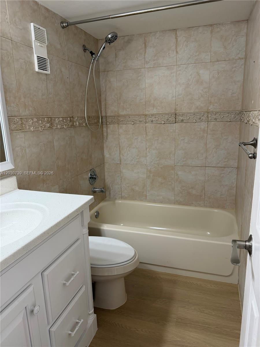 8560 N Sherman Circle 404 Property Photo 6