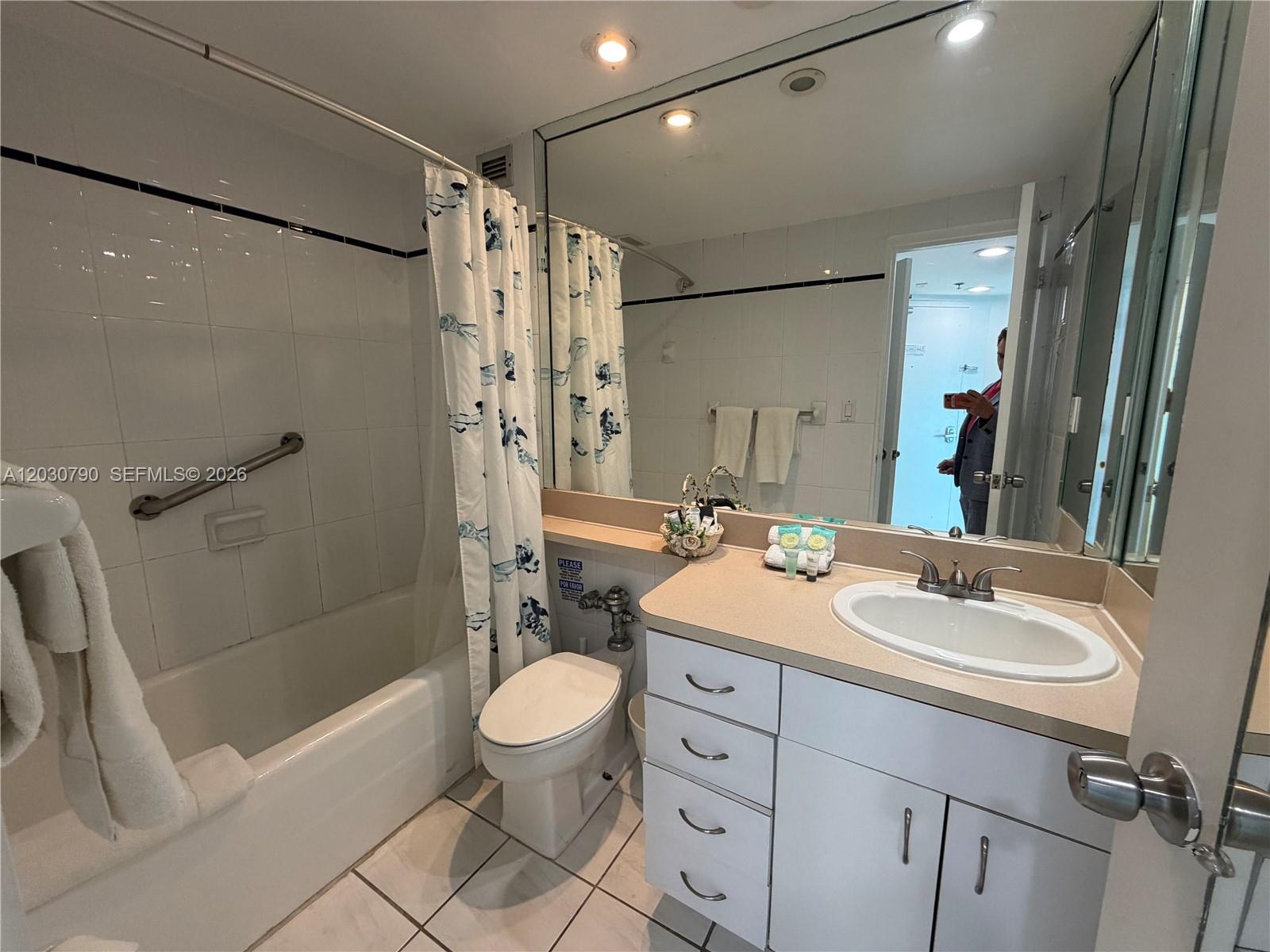 5445 Collins Avenue 1506 Property Photo 10