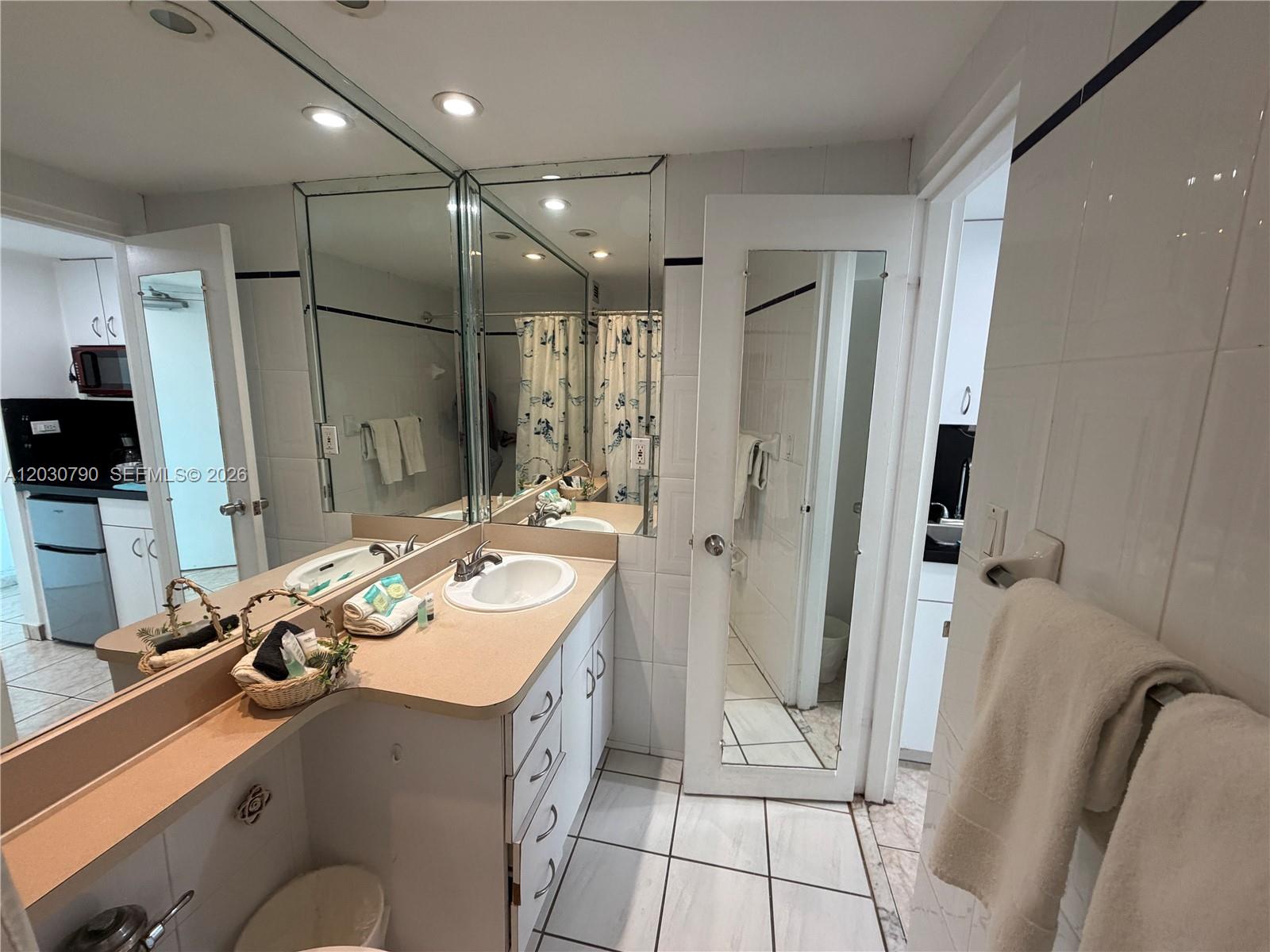 5445 Collins Avenue 1506 Property Photo 11